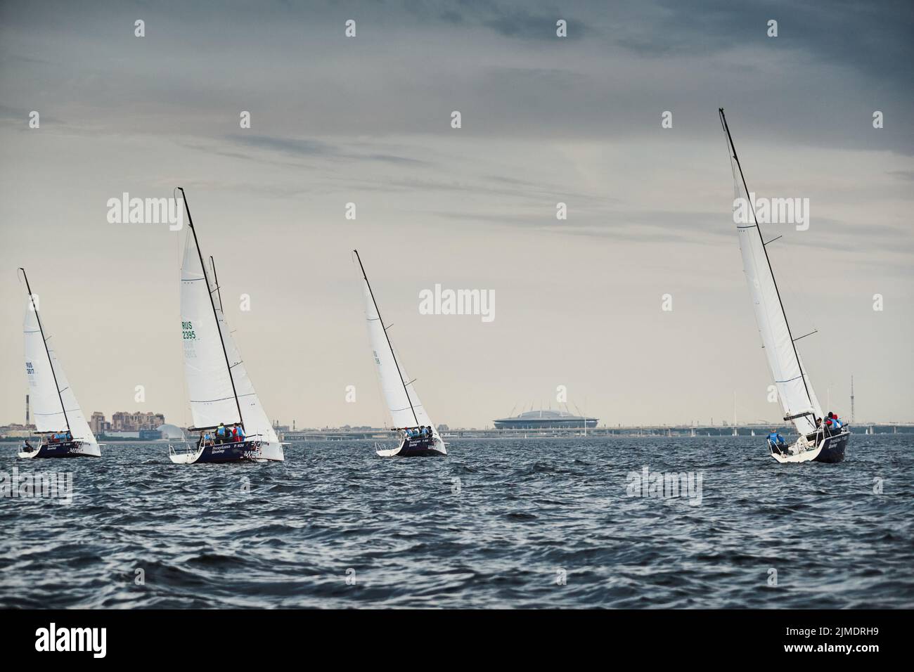Russia, San Pietroburgo, 05 settembre 2020: Alcune barche a vela in una lista va via mare, il cielo tempesta, regata, stadio Gazprom arena ON Foto Stock Russia, San Pietroburgo, 05 settembre 2020: Alcune barche a vela in una lista va via mare, il cielo tempesta, regata, stadio Gazprom arena ON Foto Stock
