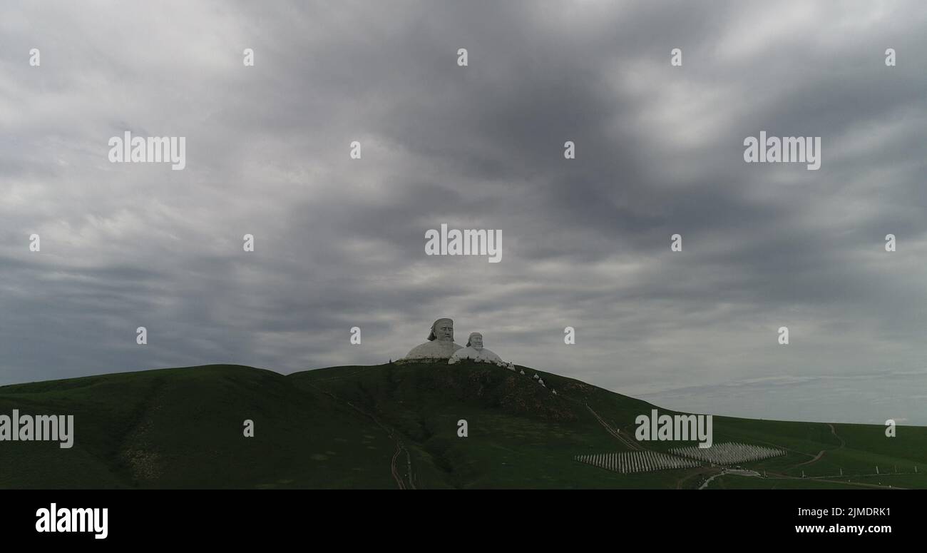 TONGLIAO, CINA - 2 AGOSTO 2022 - una foto aerea mostra statue giganti dell'imperatore Genghis Khan e dell'imperatore Kublai Khan sul monte Khan a Holingol, T. Foto Stock