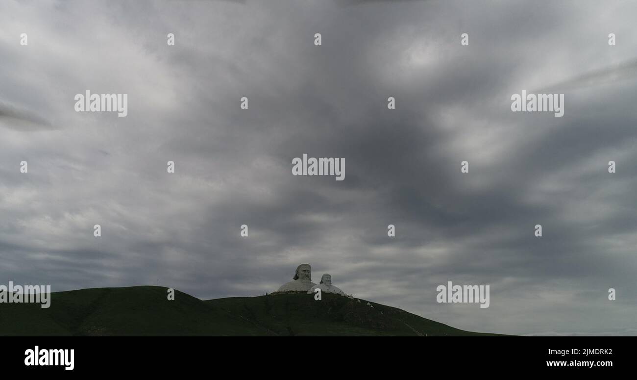 TONGLIAO, CINA - 2 AGOSTO 2022 - una foto aerea mostra statue giganti dell'imperatore Genghis Khan e dell'imperatore Kublai Khan sul monte Khan a Holingol, T. Foto Stock