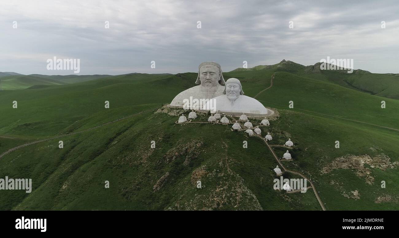 TONGLIAO, CINA - 2 AGOSTO 2022 - una foto aerea mostra statue giganti dell'imperatore Genghis Khan e dell'imperatore Kublai Khan sul monte Khan a Holingol, T. Foto Stock