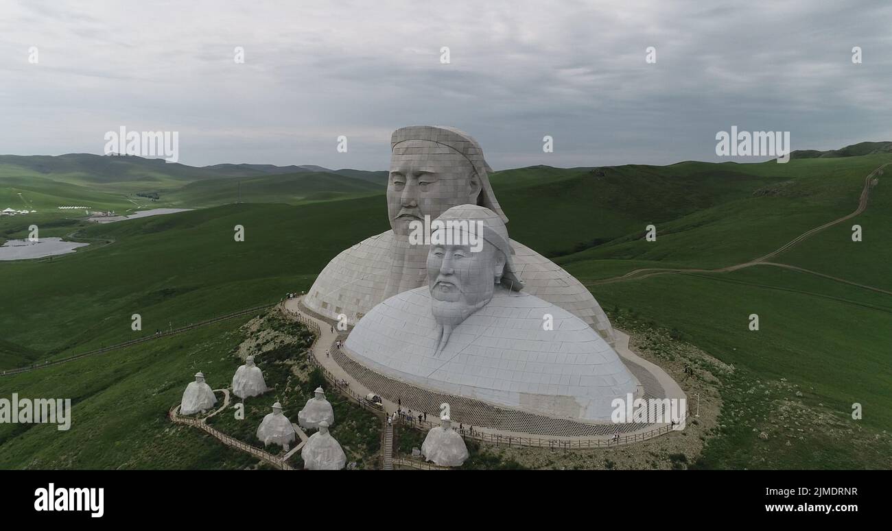 TONGLIAO, CINA - 2 AGOSTO 2022 - una foto aerea mostra statue giganti dell'imperatore Genghis Khan e dell'imperatore Kublai Khan sul monte Khan a Holingol, T. Foto Stock