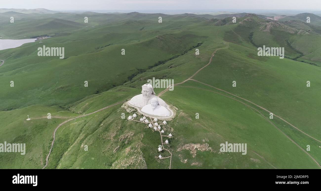 TONGLIAO, CINA - 2 AGOSTO 2022 - una foto aerea mostra statue giganti dell'imperatore Genghis Khan e dell'imperatore Kublai Khan sul monte Khan a Holingol, T. Foto Stock