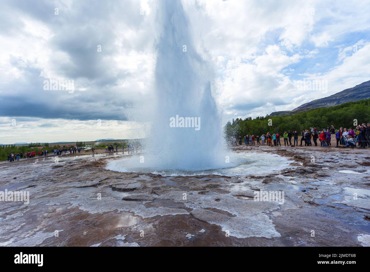 Il geyser Strokkur nel cerchio d'oro nel sud dell'Islanda Foto Stock