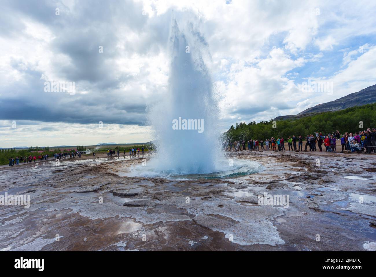 Il geyser Strokkur nel cerchio d'oro nel sud dell'Islanda Foto Stock