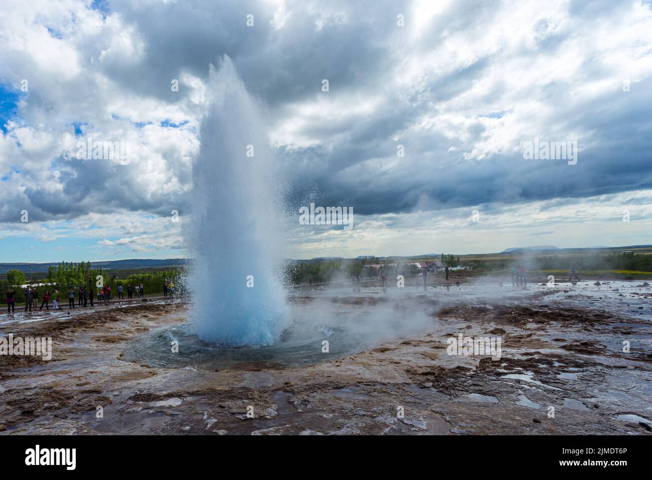 Il geyser Strokkur nel cerchio d'oro nel sud dell'Islanda Foto Stock