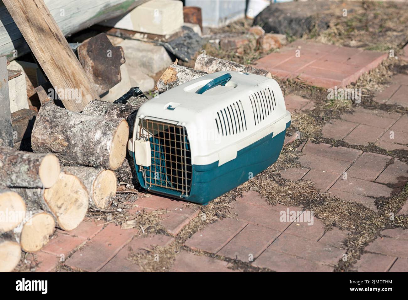gabbia per animali domestici, abbandonata in un cortile, all'aperto giorno di sole sparato Foto Stock