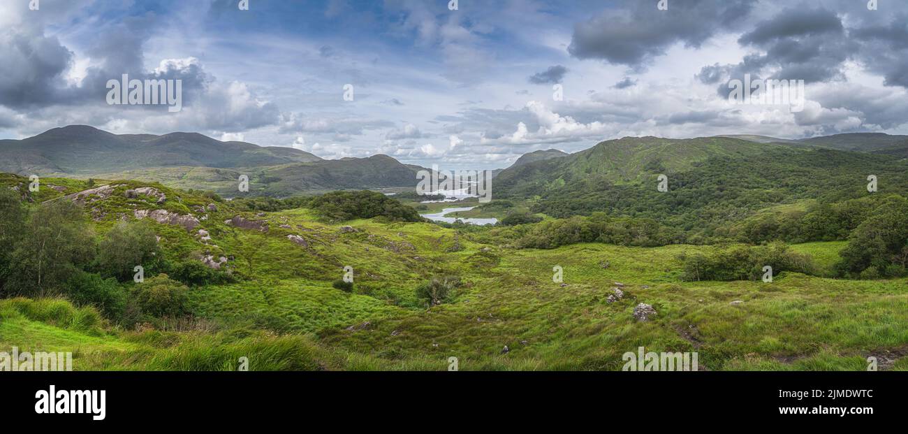 Grande panorama con iconico punto panoramico irlandese, Ladies View, Killarney Foto Stock