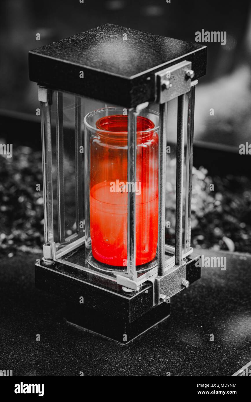 Memorial candele luce sulla tomba Foto Stock
