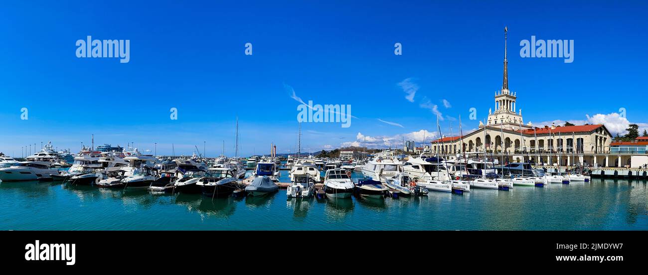 Sochi Marine Station e il molo degli yacht. Foto Stock