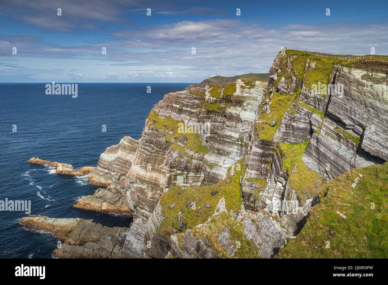 Turisti che si trovano in cima alle maestose scogliere di Kerry, Ring of Kerry Foto Stock