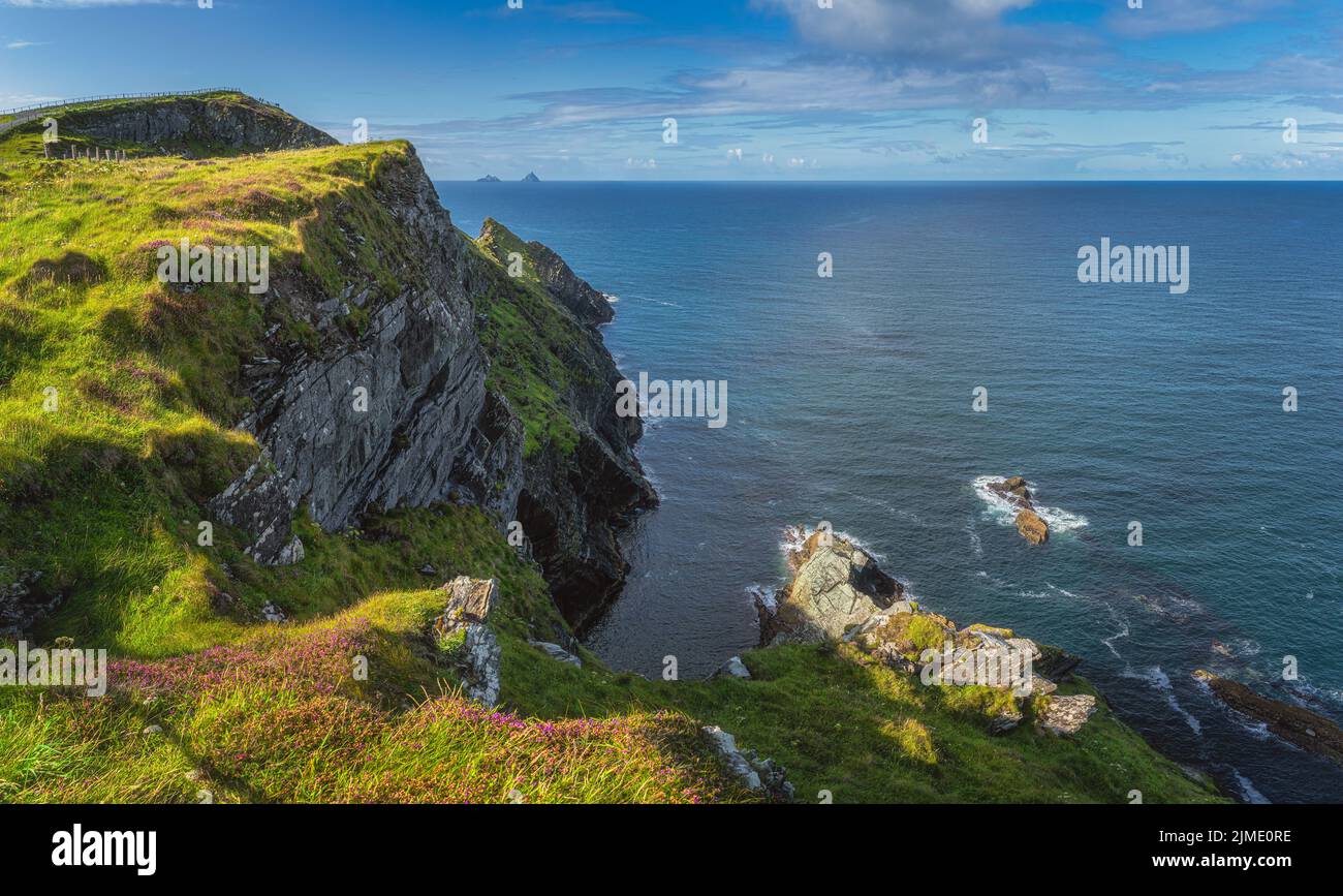 Kerry Cliffs con vista sull'isola di Great Skellig dove sono state girate le Guerre Stellari Foto Stock