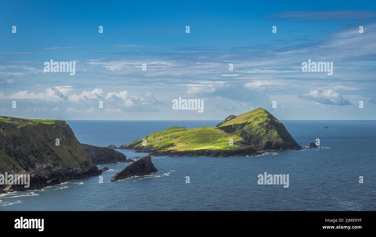 Frastagliata costa con isole, Kerry Cliffs e acque blu dell'Oceano Atlantico, Irlanda Foto Stock