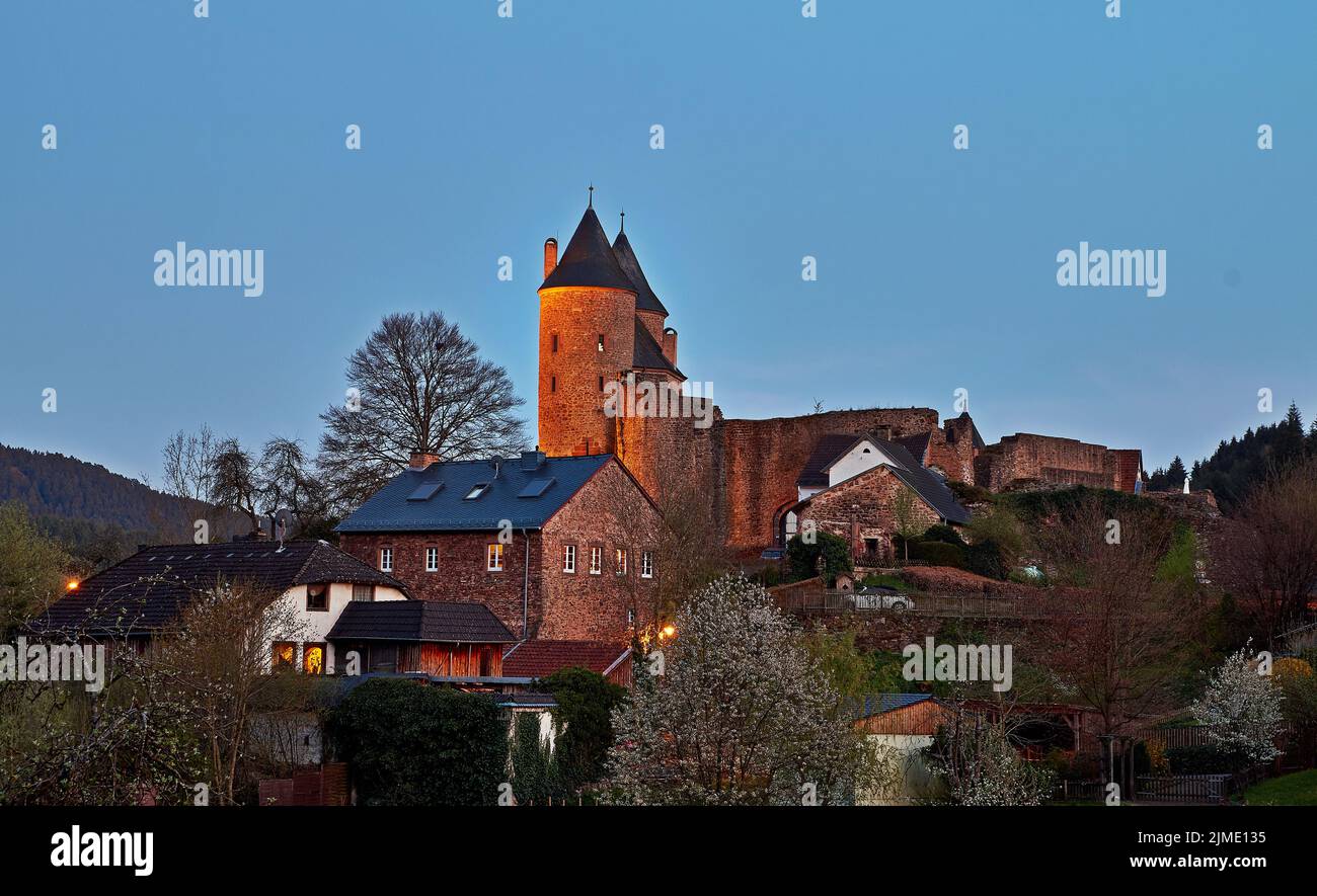 Il Bertradaburg è un castello collinare in rovina su uno sperone roccioso, sopra il villaggio di Muerlenbach nella contea di Vulkaneifel nel GE Foto Stock