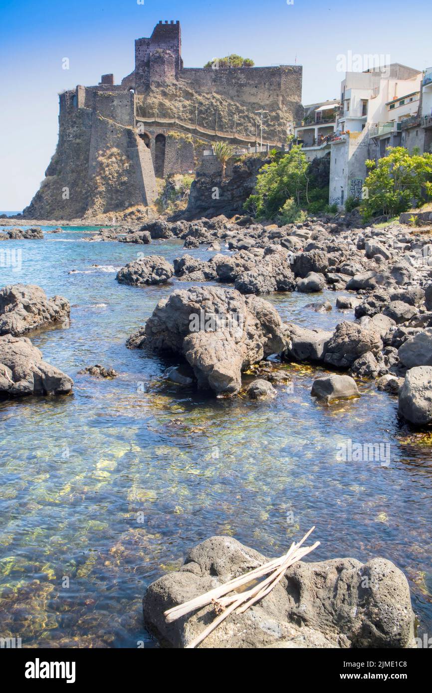 La costa di Aci Castello Foto Stock
