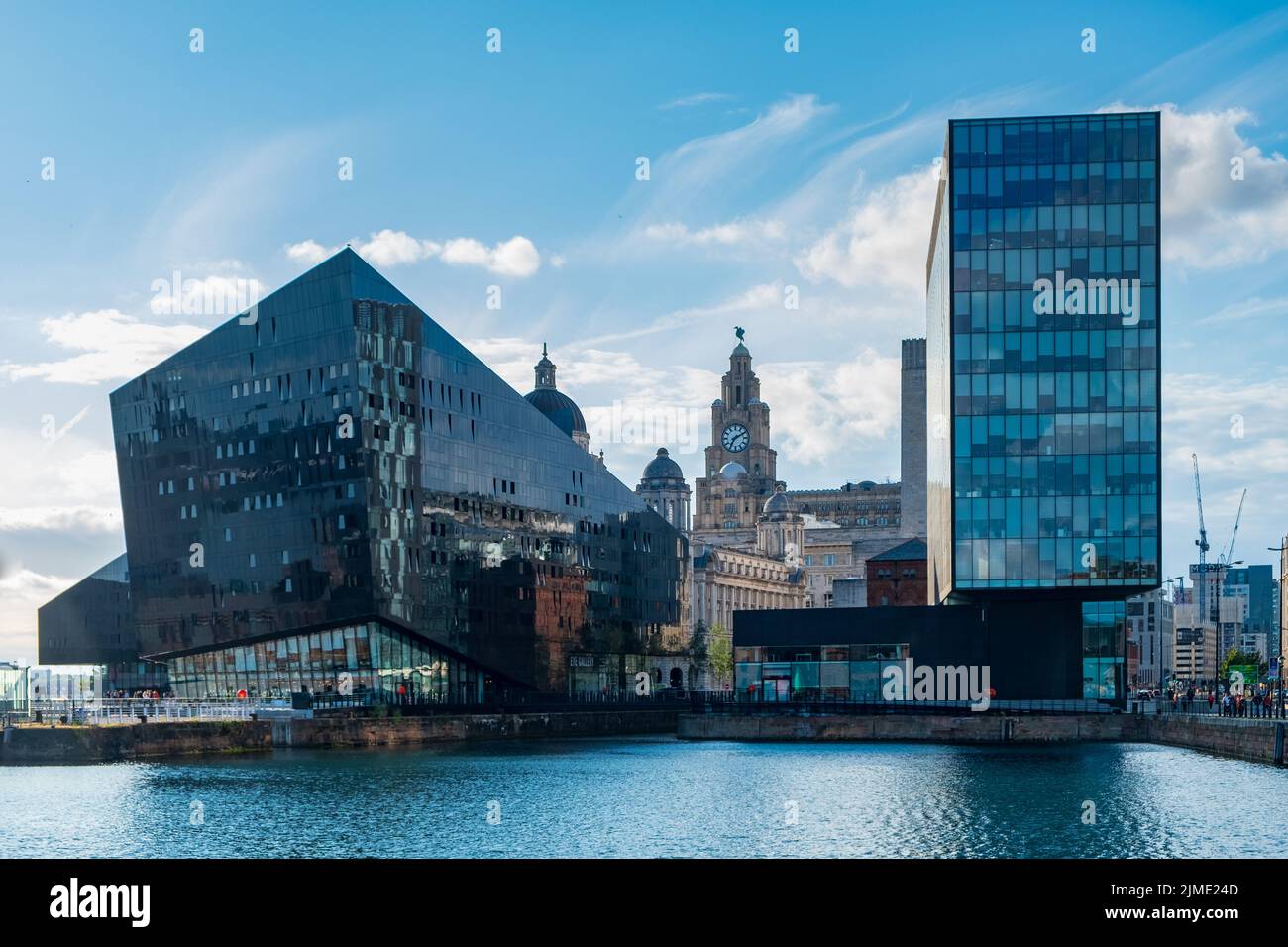 Architettura moderna e classica presso il Liverpool Docks, Porto di Liverpool Foto Stock