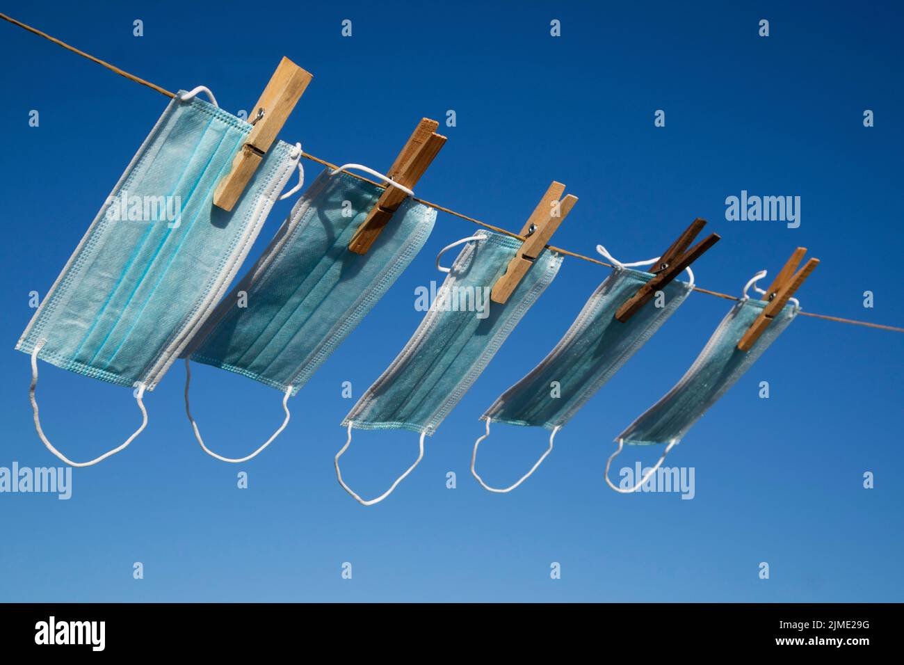 Lavare e asciugare le maschere anti Covid-19 Foto Stock