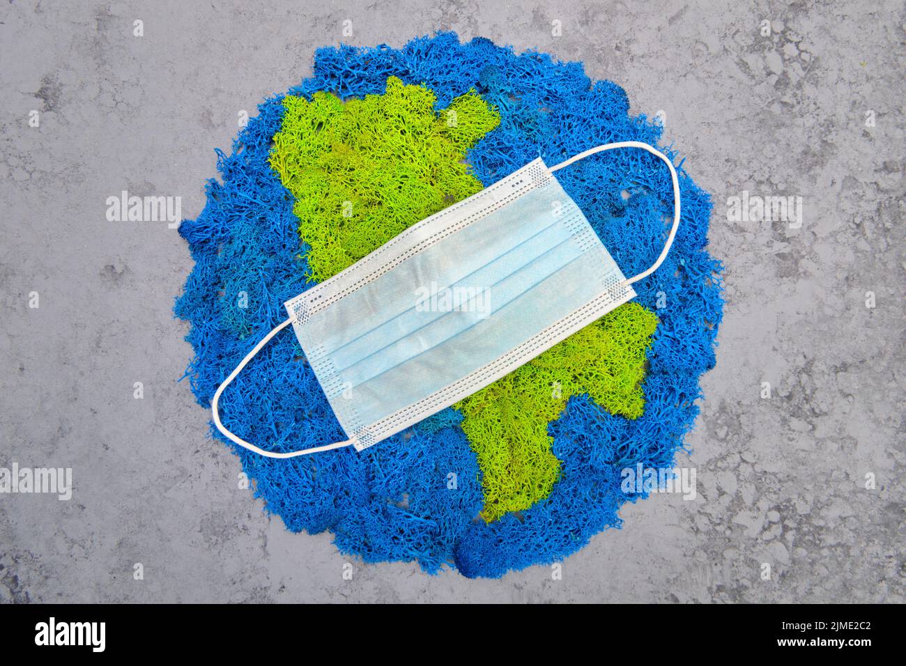 Pianeta Terra e continenti, muschio dipinto stabilizzato, sfondo grigio, m medico Foto Stock