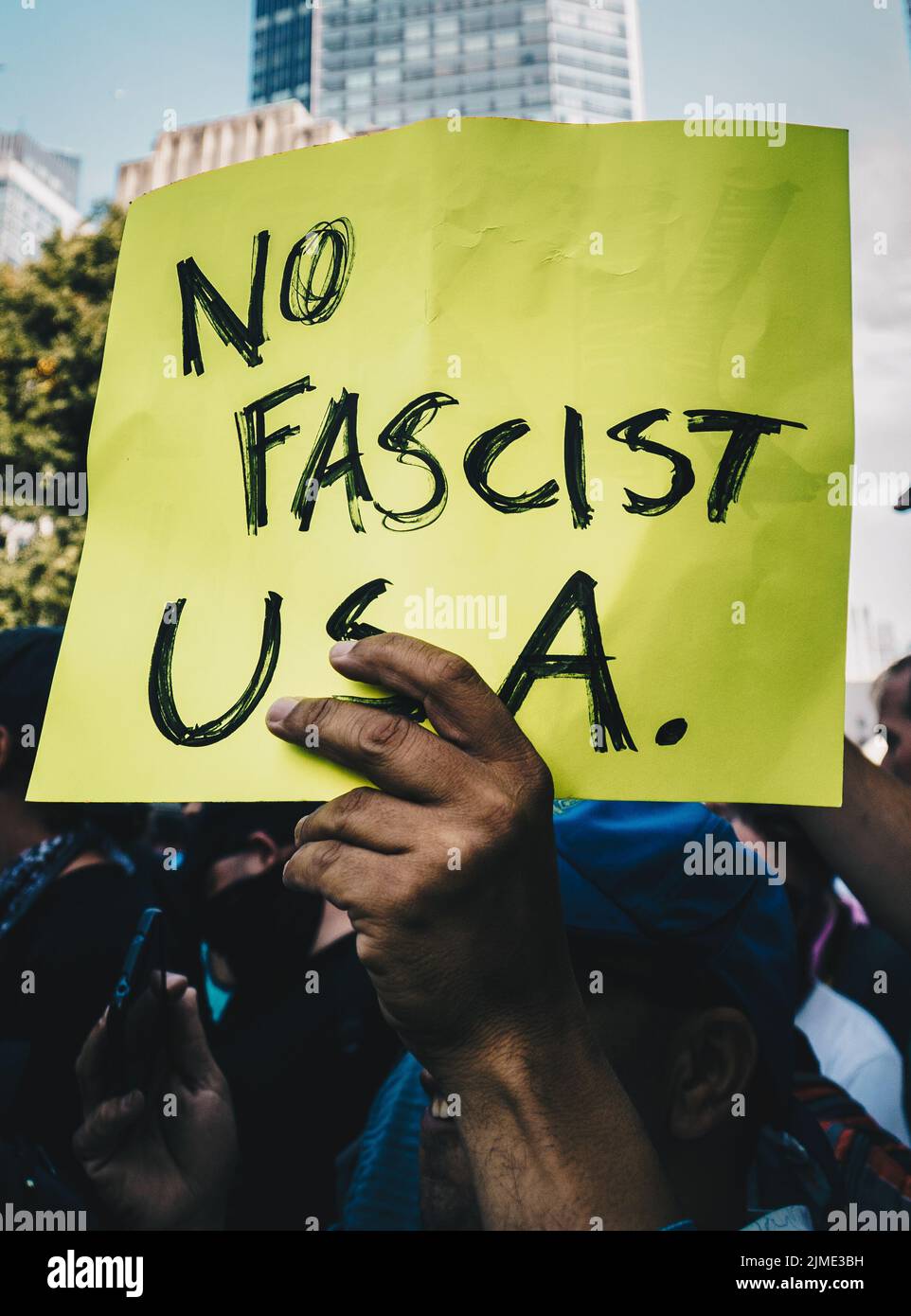 La visione verticale di un segno contro il fascismo durante la protesta negli Stati Uniti Foto Stock