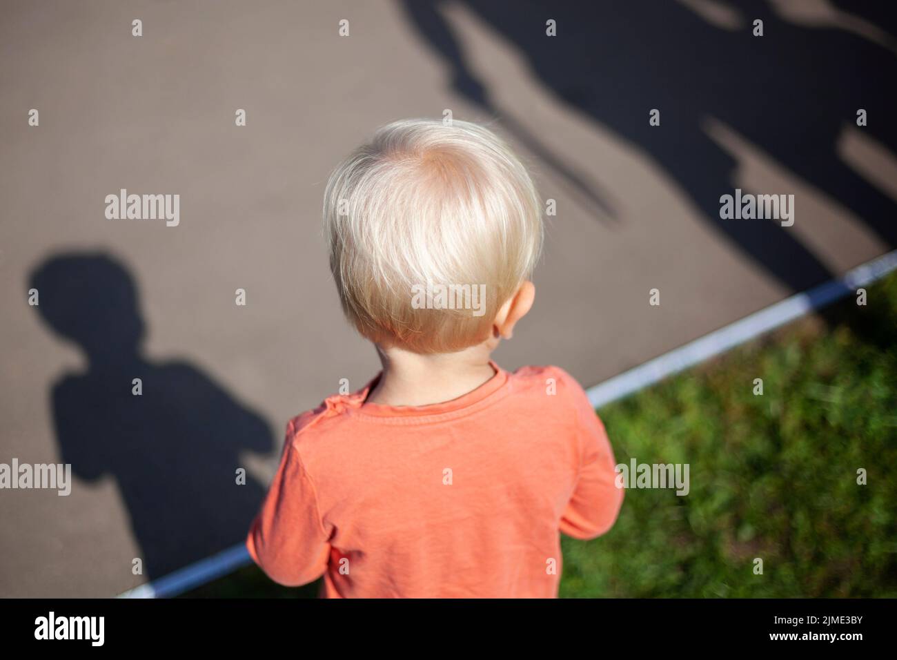 Il bambino è biondo. Il ragazzino si è perso nella folla. Foto Stock