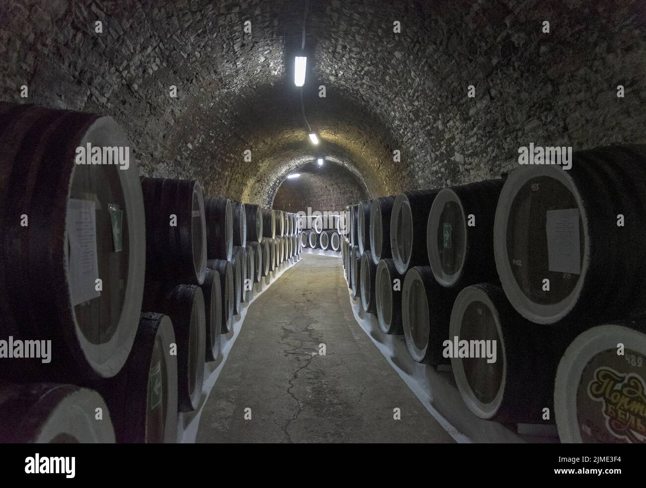 Il vino viene affinato in botti di rovere. Crimea. Foto Stock