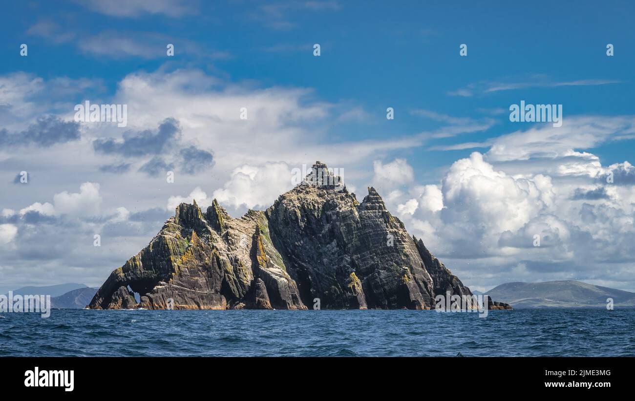 Cime montuose colte dell'isola di Skellig, habitat di Gannets Foto Stock