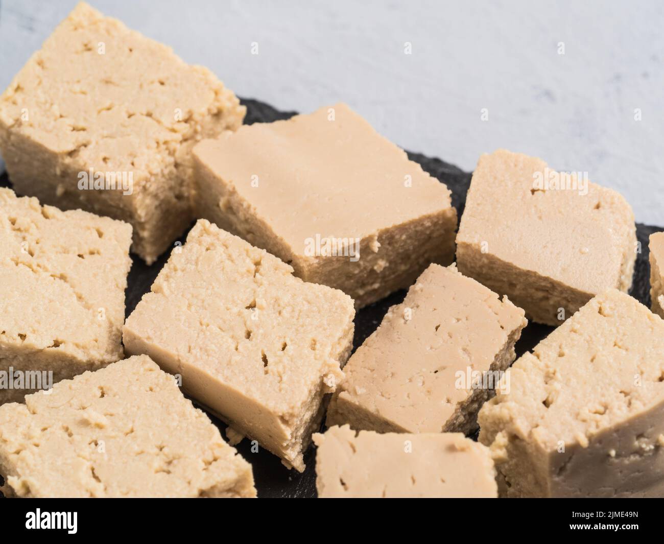 Vista ravvicinata del formaggio di soia tofu a dadini Foto Stock