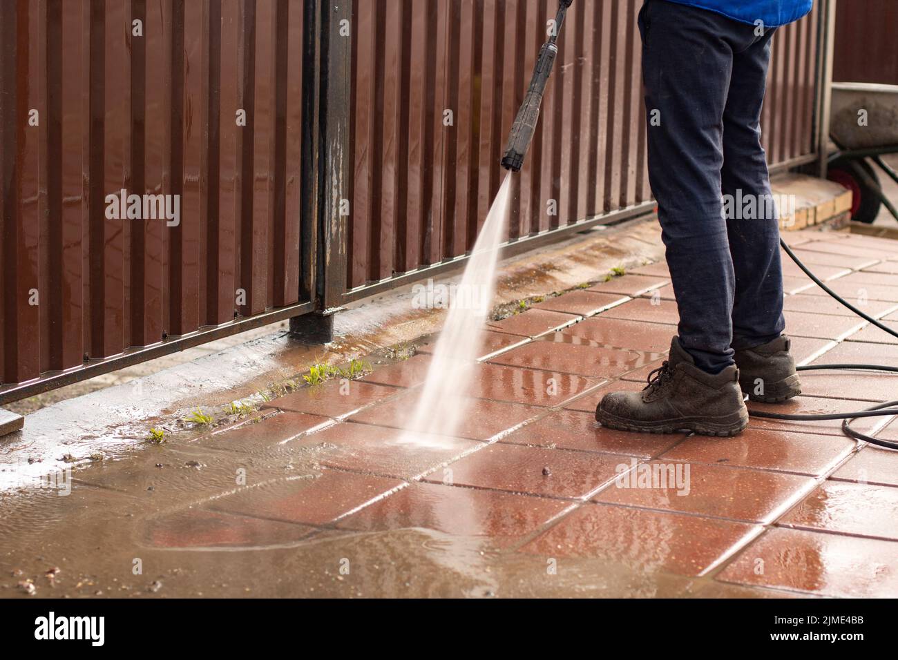 Lava il tapis roulant con un getto d'acqua. Foto Stock