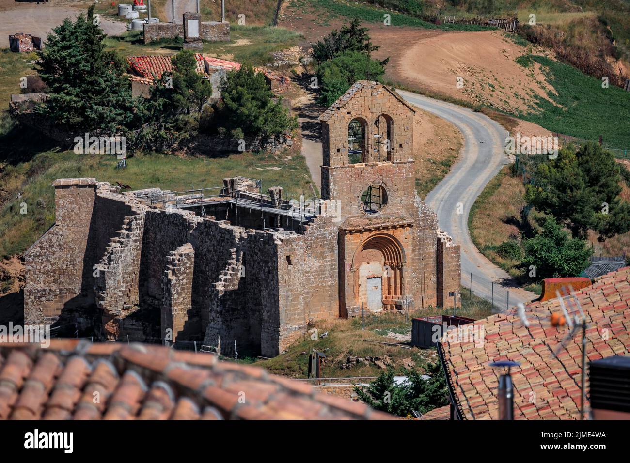 Chiesa cattolica di San Miguel in rovine con una facciata romanica del 13th secolo e la navata gotica rettangolare a Ujue, Spagna Foto Stock