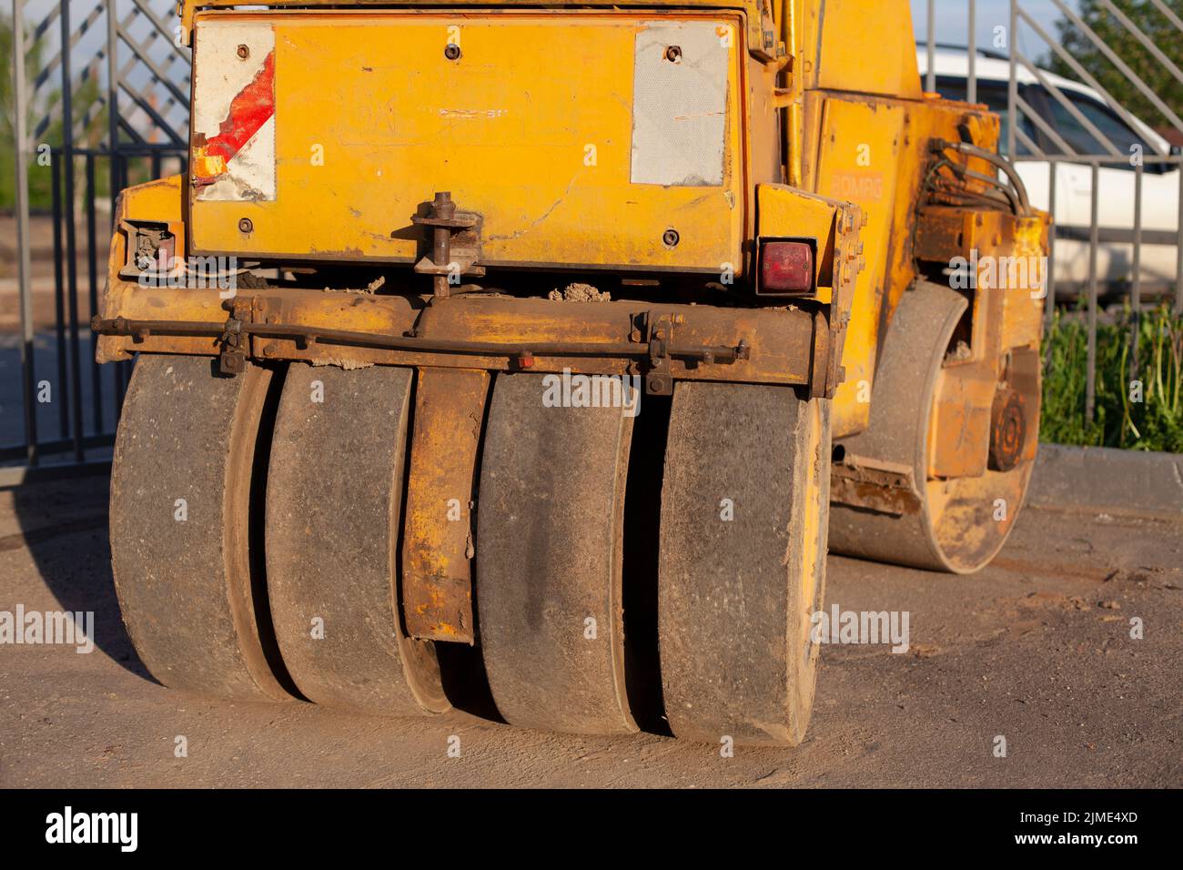 Apripista per pavimentazione asfalto giallo. Macchine pesanti per la riparazione stradale. Foto Stock
