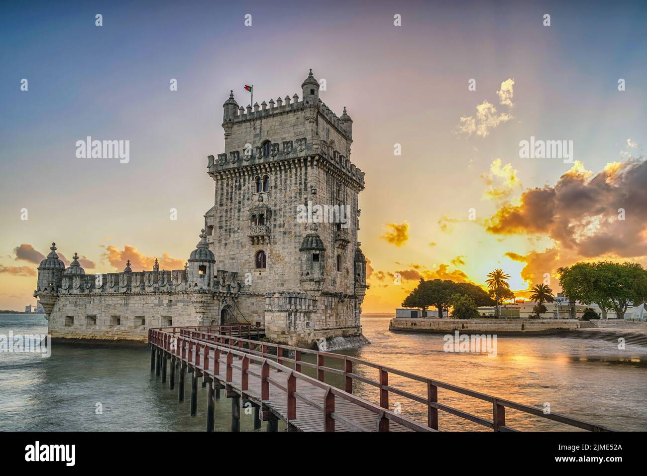 Lisbona portogallo tramonto skyline della città presso la Torre di Belem e il fiume Tago Foto Stock