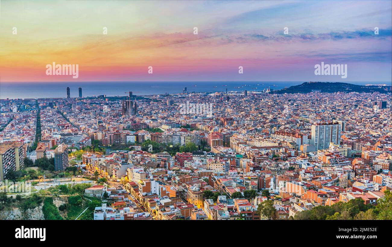 Barcellona Spagna, vista ad alto angolo panorama alba skyline della città da Bunkers del Carmel Foto Stock