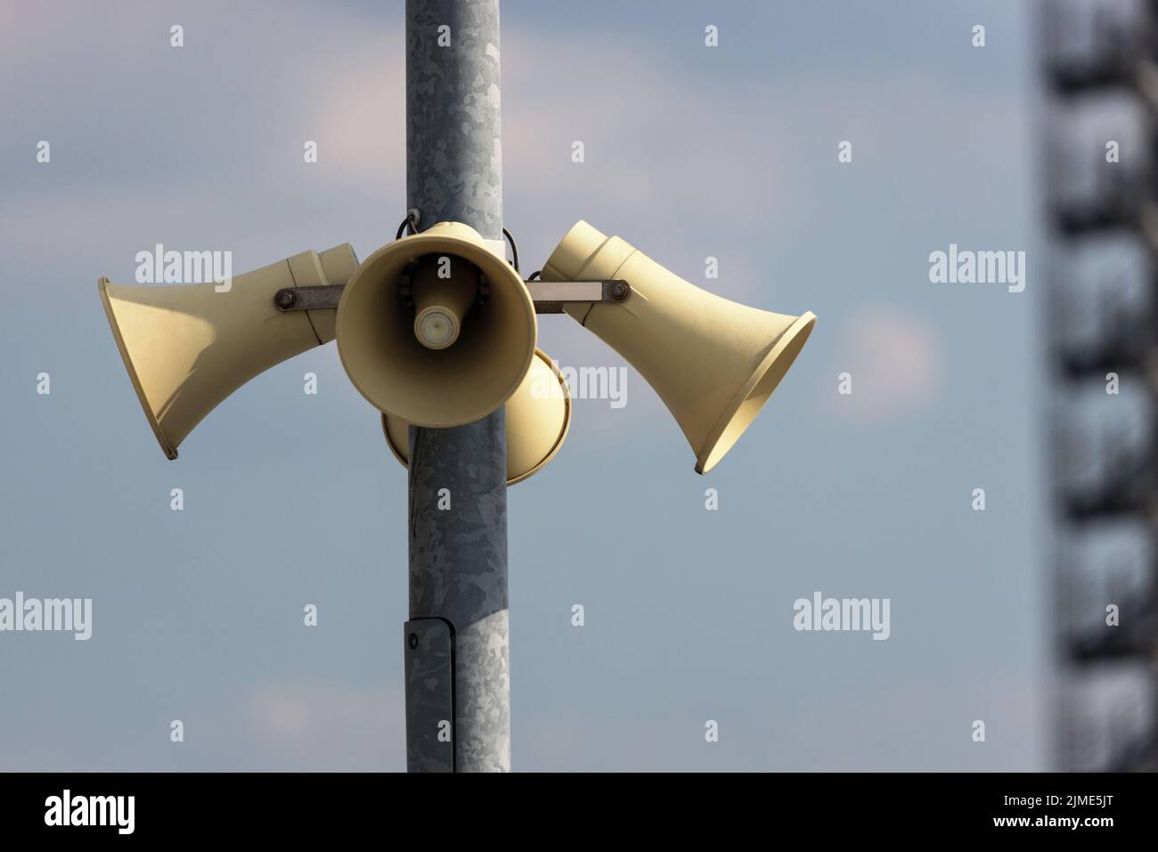 Altoparlanti semplici su un palo Foto Stock