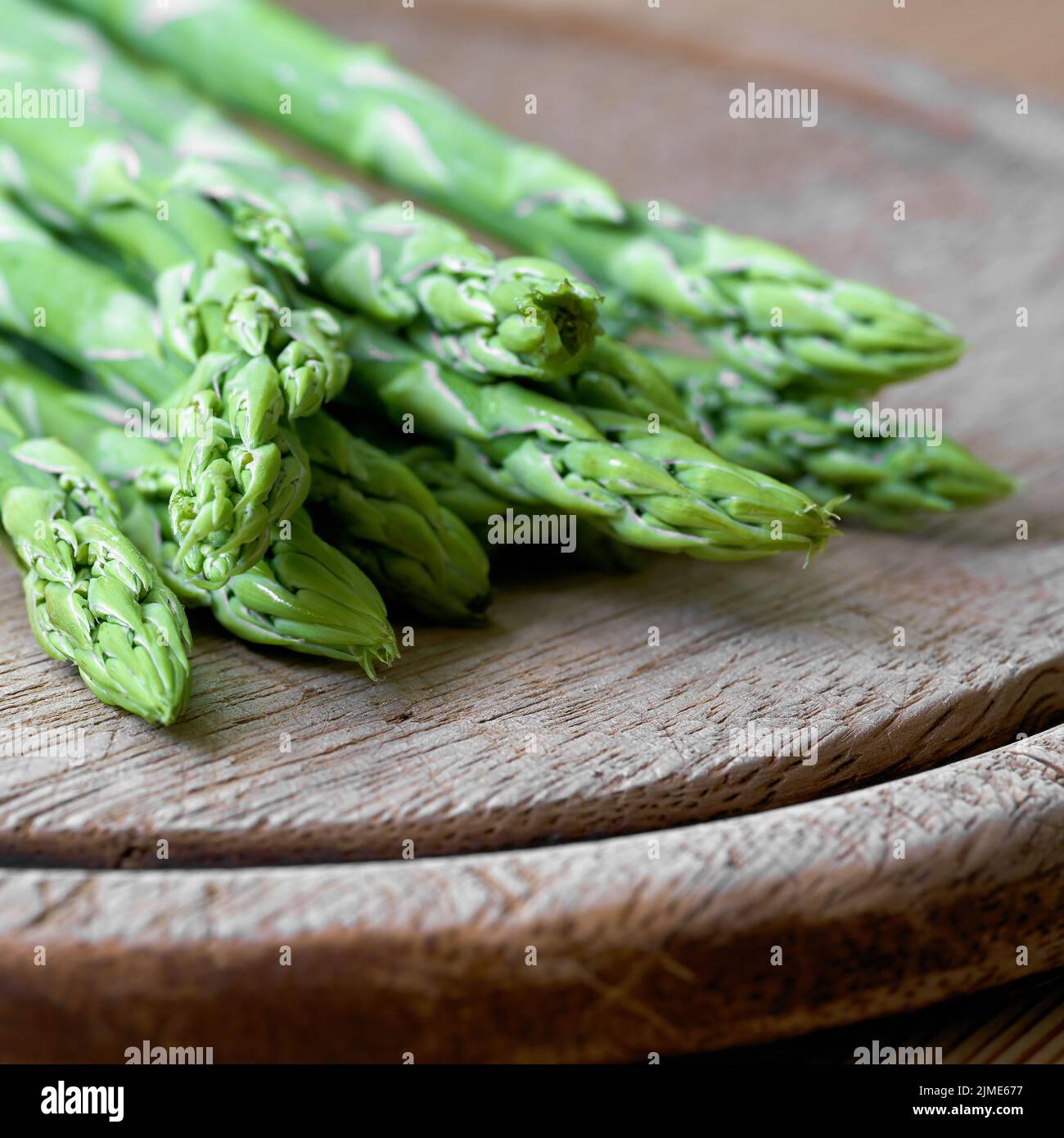 Asparagi verdi freschi da un campo di asparagi come ingrediente in una cucina Foto Stock