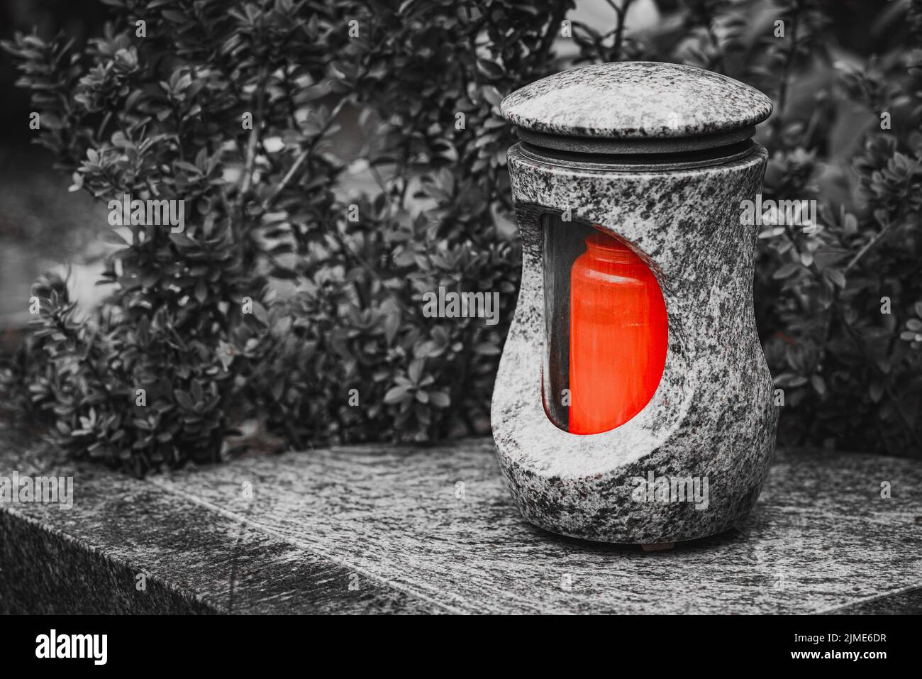Vecchia lanterna grave danneggiata su una lapide Foto Stock