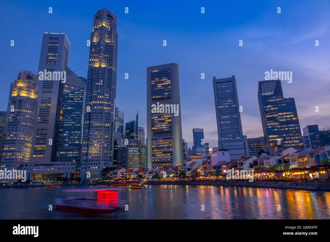 Crepuscolo sul molo di Singapore con grattacieli Foto Stock