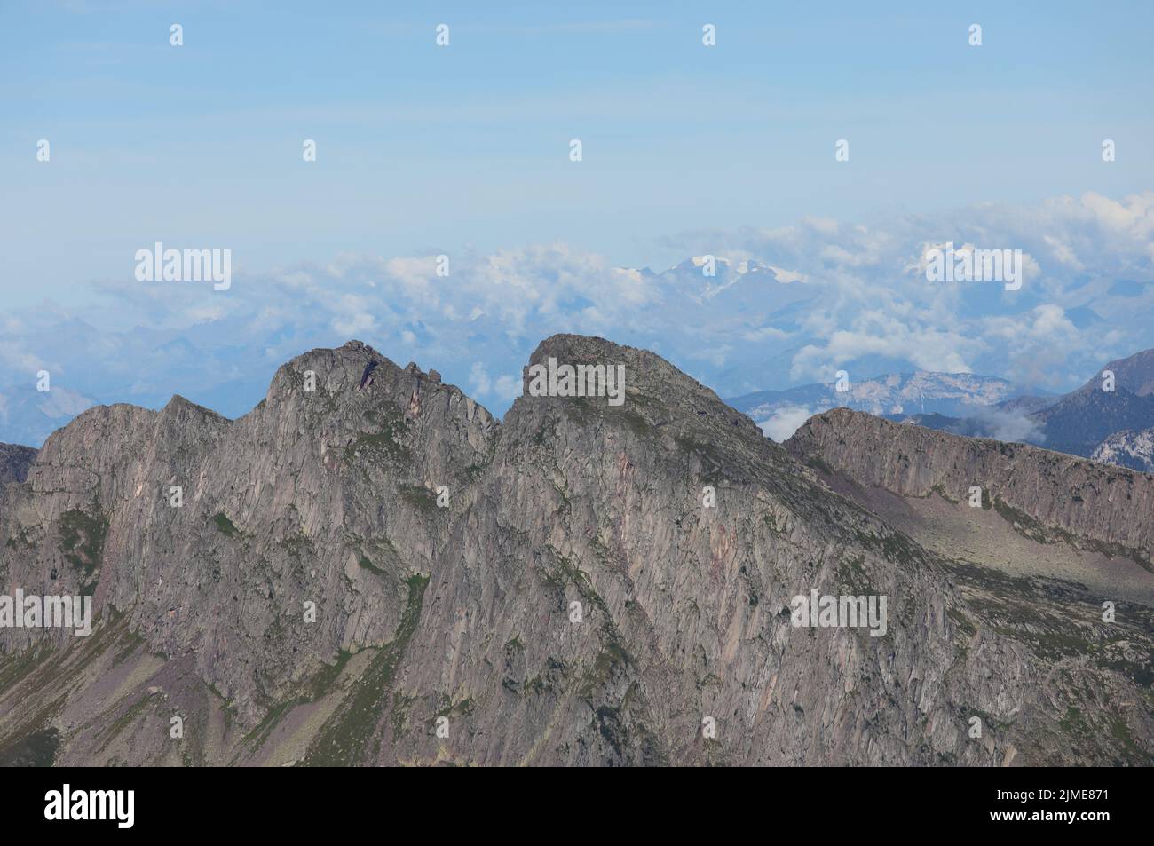 Paesaggio con montagne visto dal paese di San Martino di Castrozza a nord in estate Foto Stock