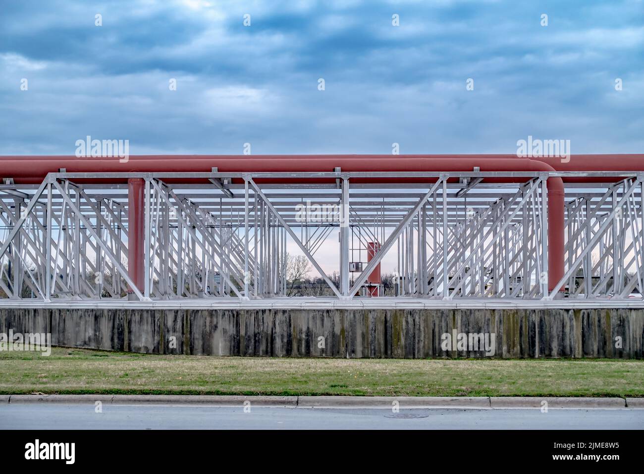 Apparecchiature, cavi e tubazioni all'interno dello stabilimento industriale Foto Stock