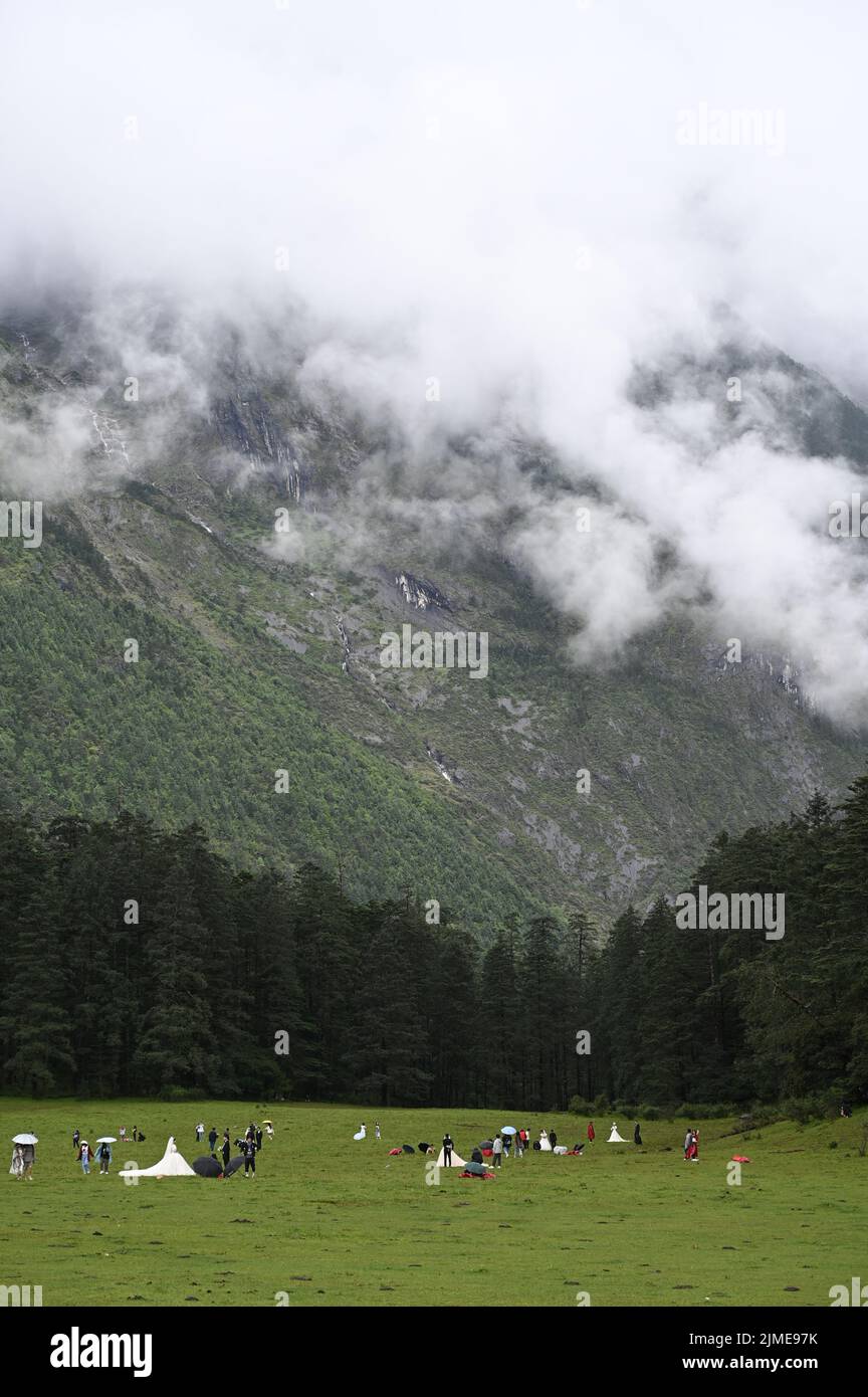 Esplorare le montagne della provincia di Yunnan in Cina Foto Stock
