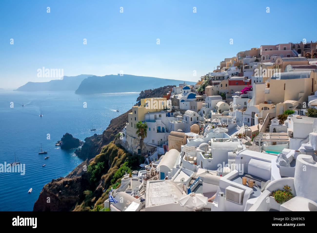 Terrazze con balconi sulla Caldera di Santorini in un giorno estivo soleggiato Foto Stock