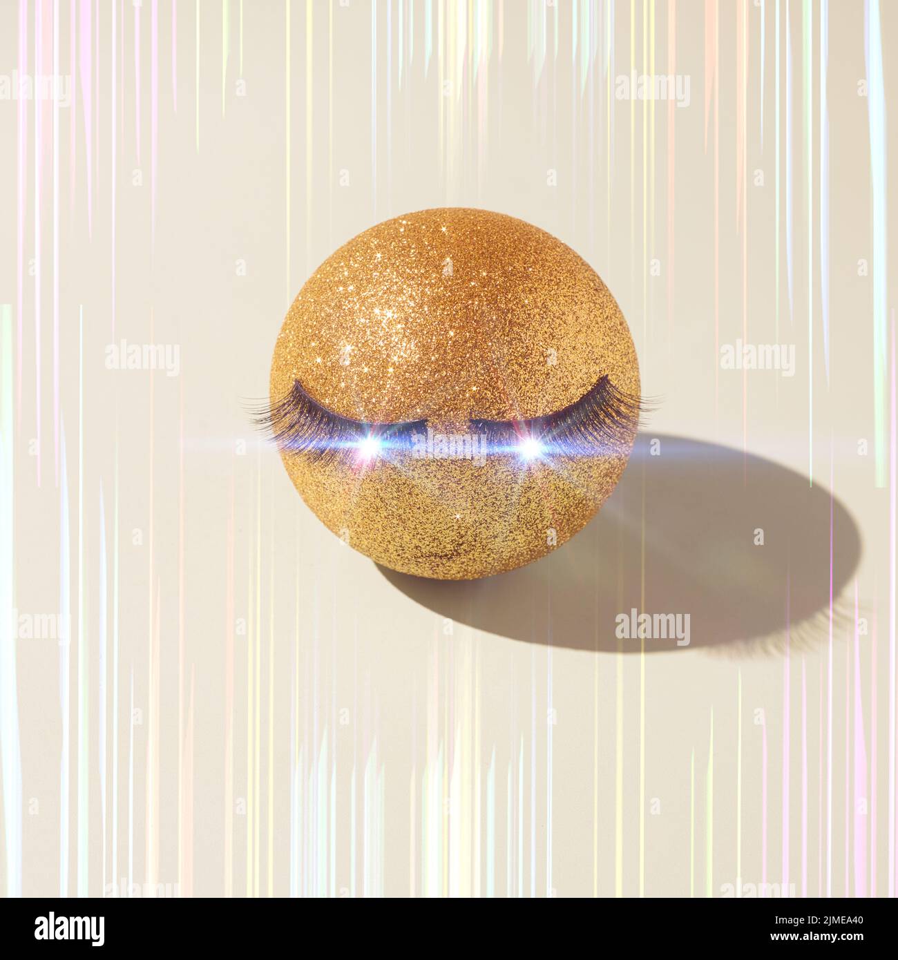 Elegante copertina per un nuovo album musicale. Palla d'oro con false ciglia e punti di forza negli occhi. Sfondo astratto Foto Stock