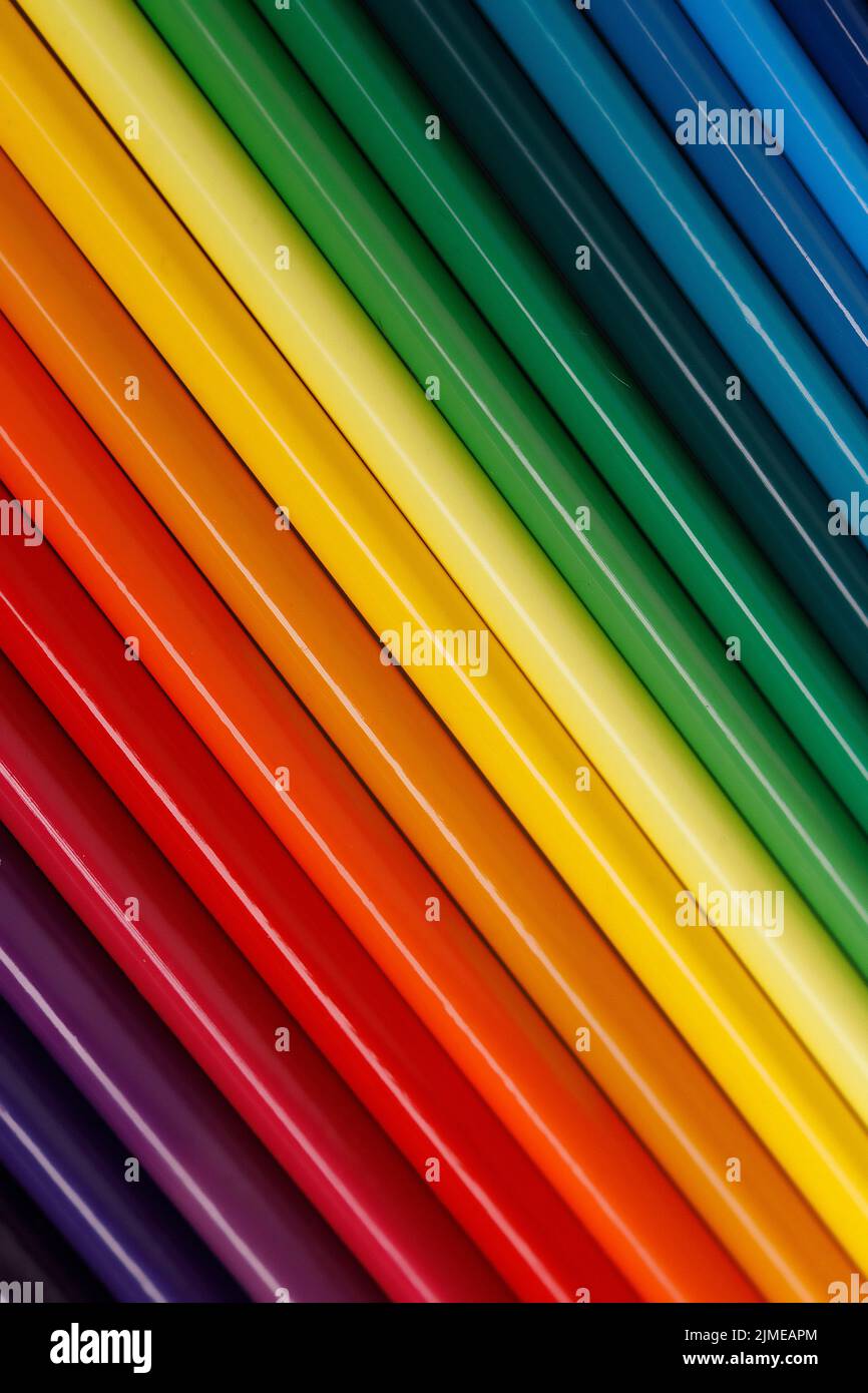 Sfumatura colorata di matite. Sfondo astratto solido con transizione di tonalità di colore. Direzione diagonale delle linee. Foto Stock