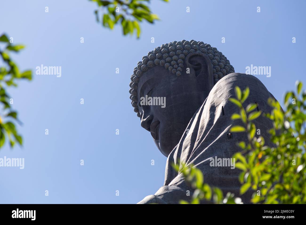 Primo piano laterale del buddha più grande, Ushiku Daibutsu a Ibaraki, Giappone Foto Stock