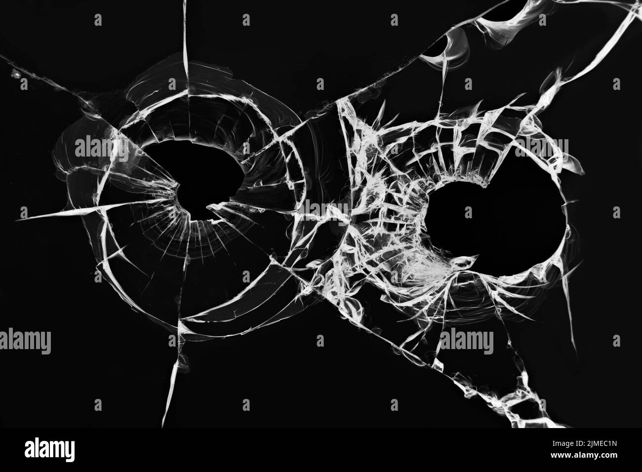 L'effetto di vetro rotto da un colpo. Illustrazione dei fori delle pallottole della pistola nel parabrezza di un'auto su un backgrou nero Foto Stock