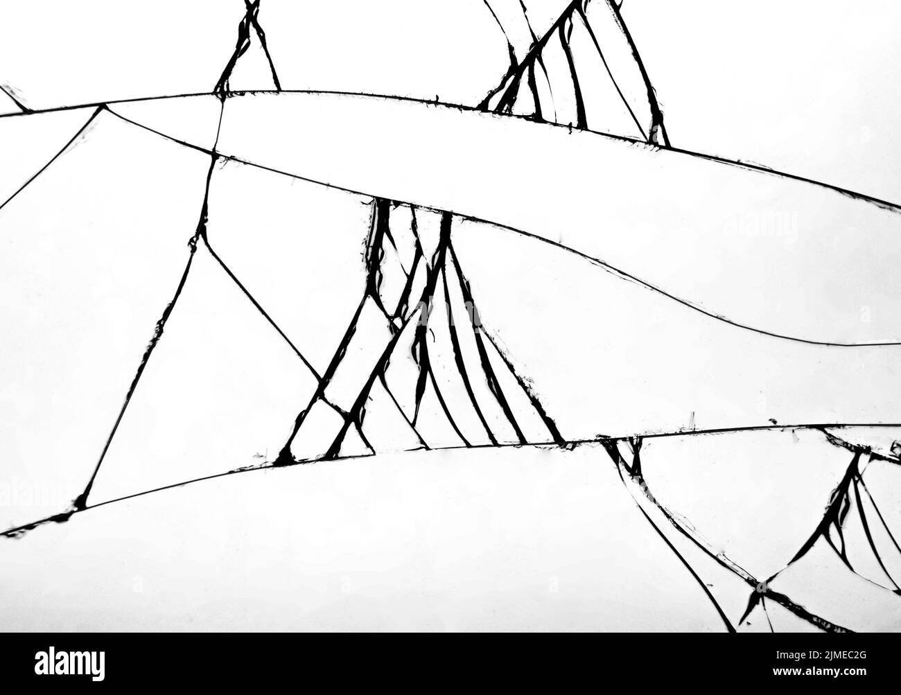 Numerose incrinature nel vetro che si sono frantumate sul parabrezza della vettura. Concetto di vetro incrinato su sfondo bianco per desi Foto Stock