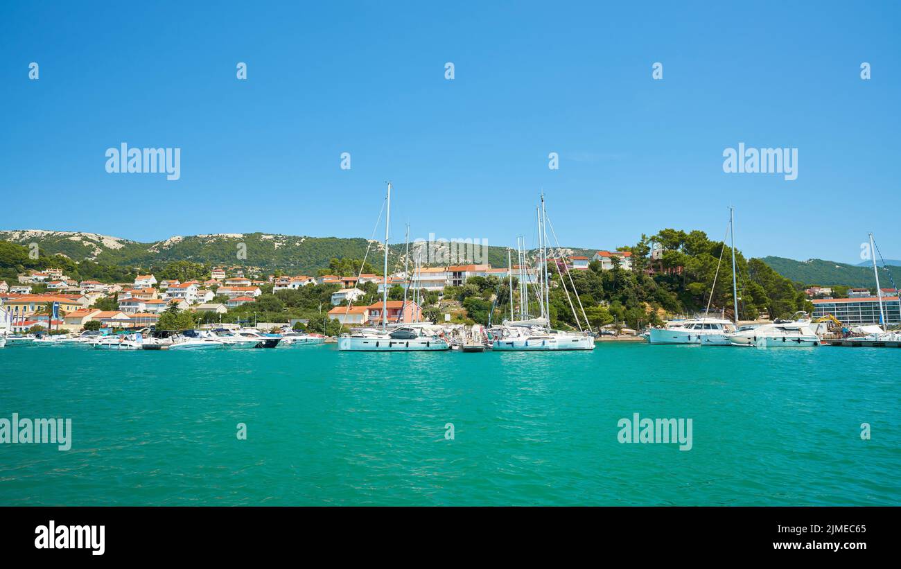 Vista del porto dell'isola di Rab con la città omonima sul mare Adriatico in Croazia Foto Stock