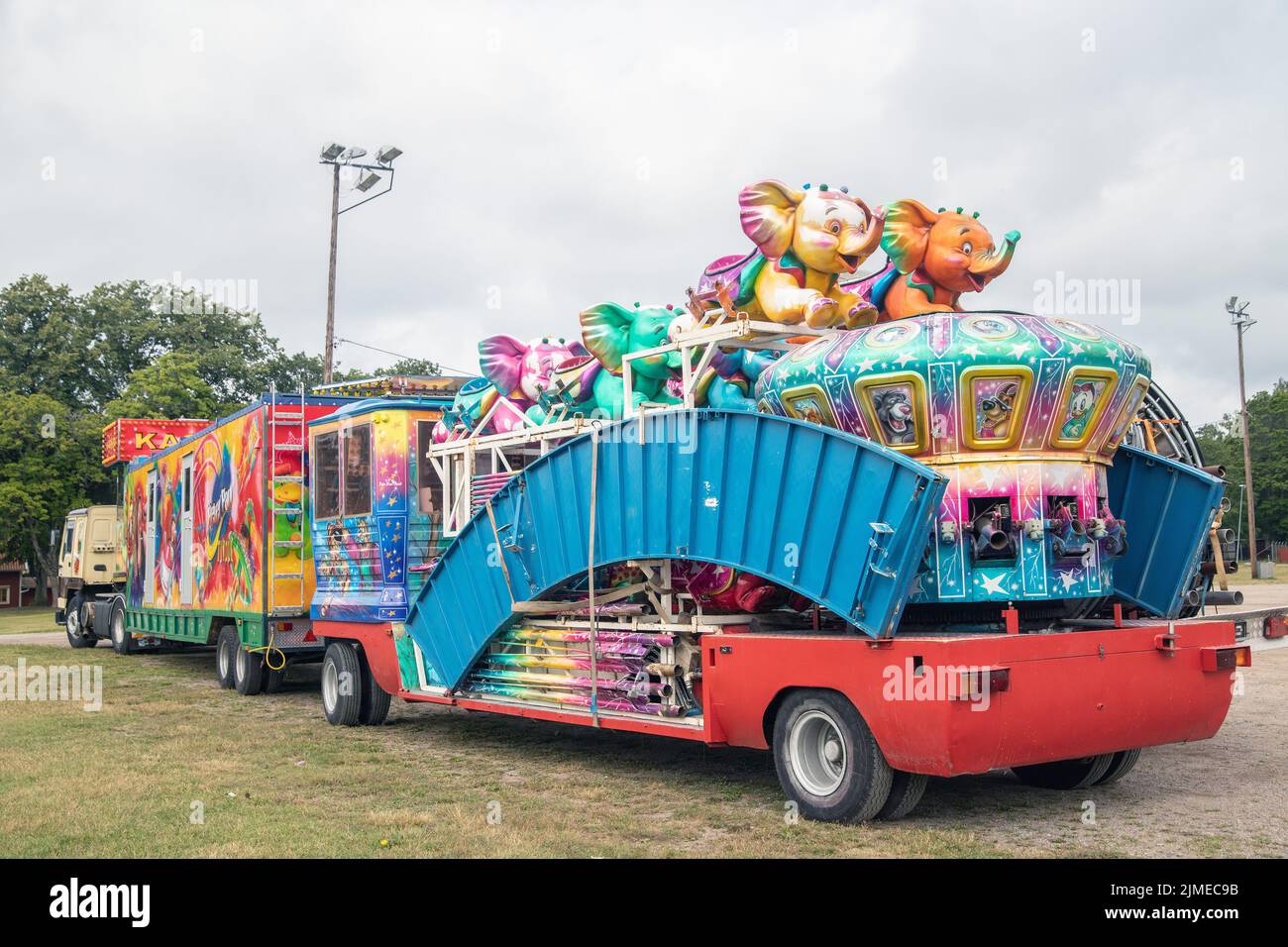 Tivoli viaggiando attrezzature funfair su un camion a Malmkoping, svezia Foto Stock