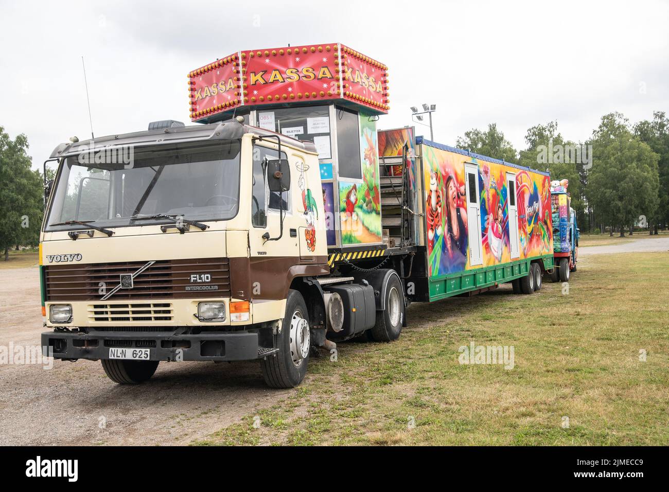 Tivoli viaggiando attrezzature funfair su un camion a Malmkoping, svezia Foto Stock
