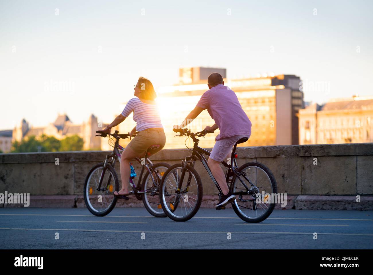 Coppia matura in bicicletta in città Foto Stock