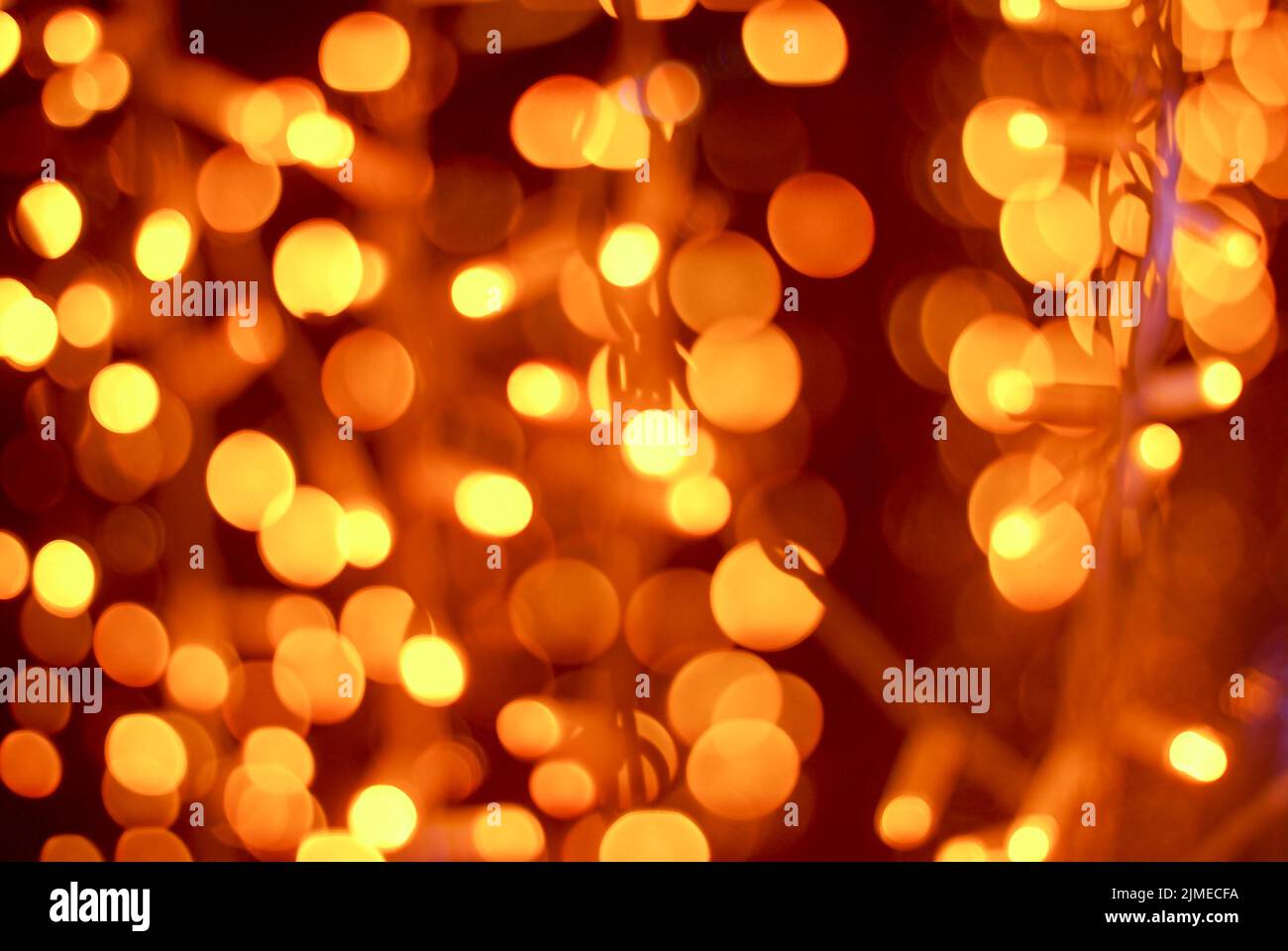 Luci sfocate d'oro della garland di Natale per sfondo festoso Foto Stock