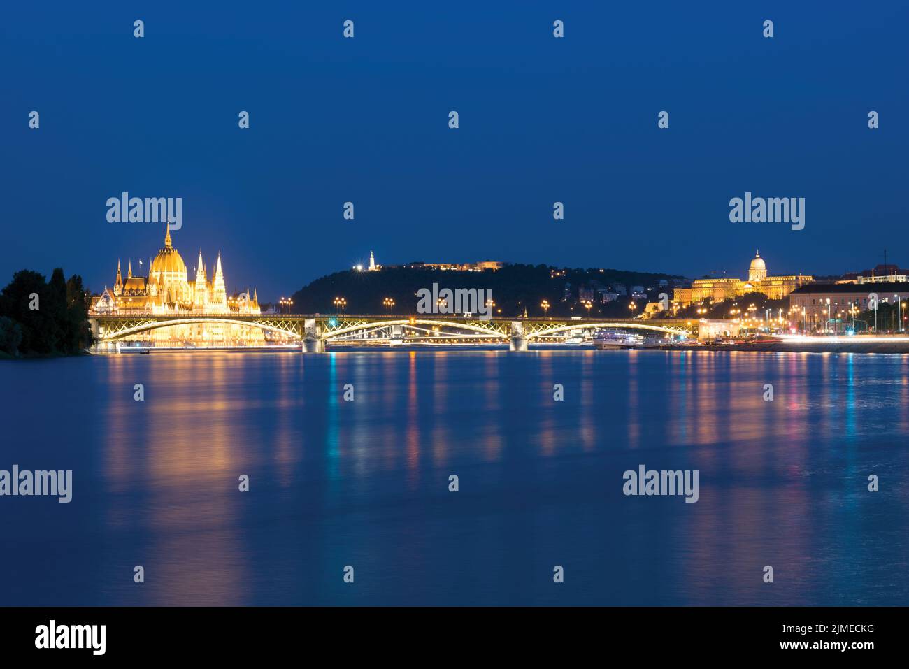 Panorama di Budapest con il Parlamento, la Cittadella e il Palazzo reale di notte Foto Stock